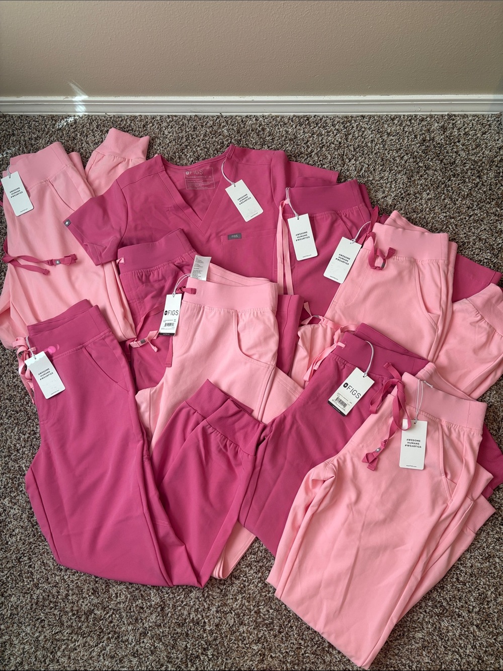 ✨NWT~FIGS Scrubs 😍🩷✨ - Picture 1 of 3